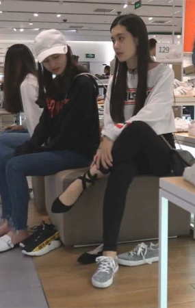 超好看美脚美女试穿系带平底鞋穿袜子