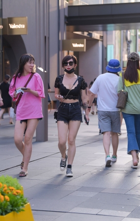 黑色牛仔热裤月牙短发妹子