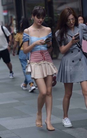 漏香肩性感街拍美女