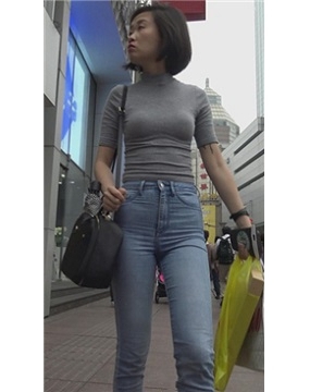 4K – 街拍紧身蓝牛小鸟依人型美眉 [891 MB]