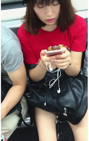地铁上拍摄甜美小清新的红色T恤女孩