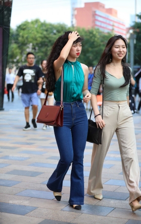 逆光紧牛小姐姐