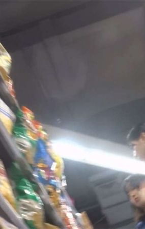 牛仔裙紫色T恤美女