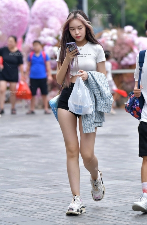 白皙长腿热裤美女