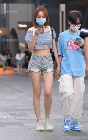 小蛮腰热裤长腿女孩