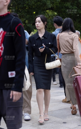 241010-8=27 时装周街拍韵味白皙美脚少妇