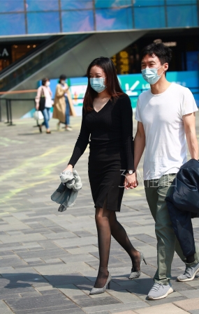 牵手黑丝高跟女朋友好幸福-14P
