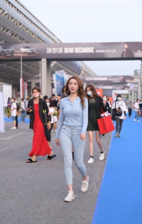 丰满的紧牛美女