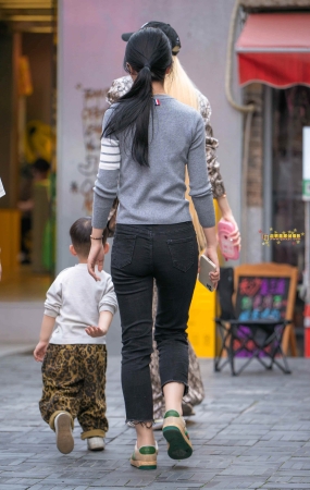 带小孩的妈妈