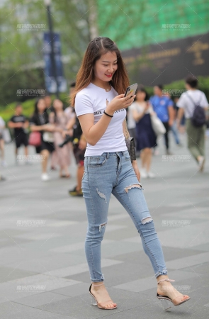 看什么这么开心呢