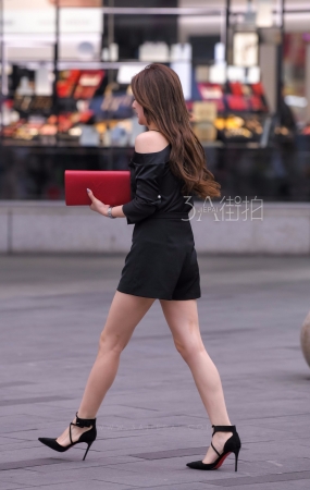 一闪而过的大长腿美女-13P