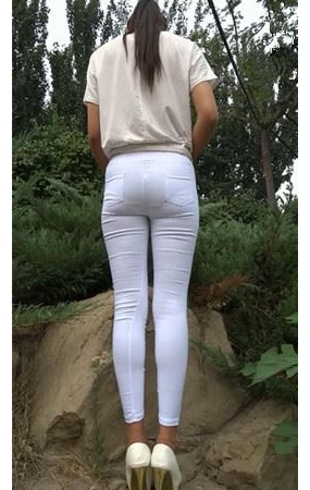 模拍白裤紧身MM