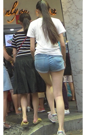 长腿牛仔短裤妹子