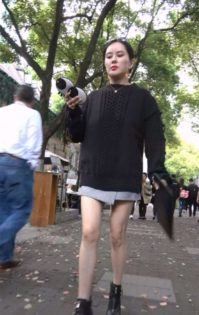 黑色系的两位性感美女