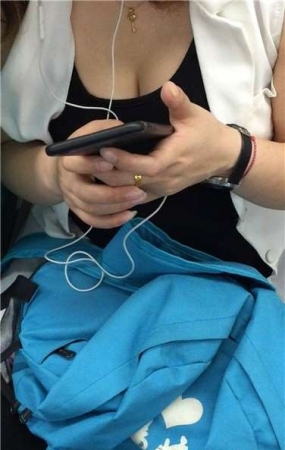 地铁上拍摄丰满美女，你玩手机待我静静拍摄