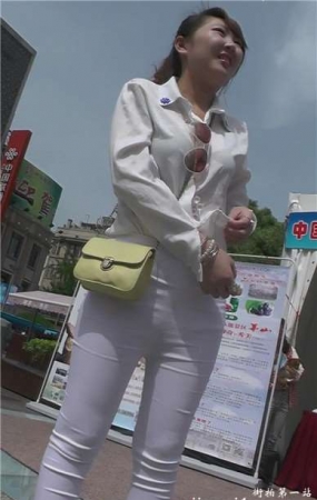 街拍紧身白衣白裤大美妞，小清新邻家小妹的感觉[1.12 GB]