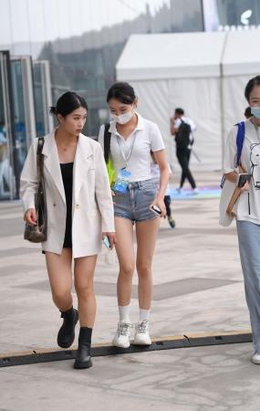 热裤美腿女孩