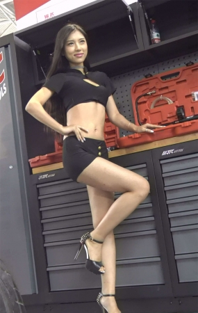 改装车展拍摄大长腿模特美女