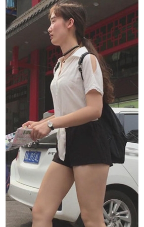 背着包包的黑色小月牙妹子