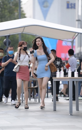 蓝色紧身连体包臀裙美女