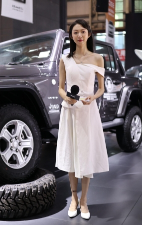 长裙气质主持人高跟美女