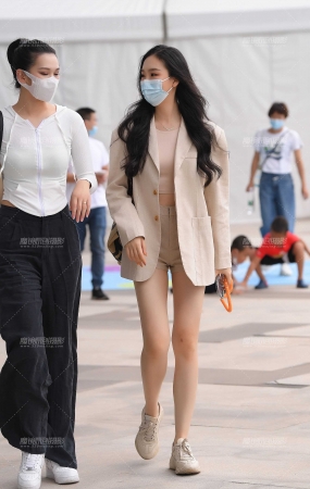 热裤长腿小姐姐