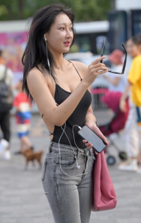 牛仔裤美女