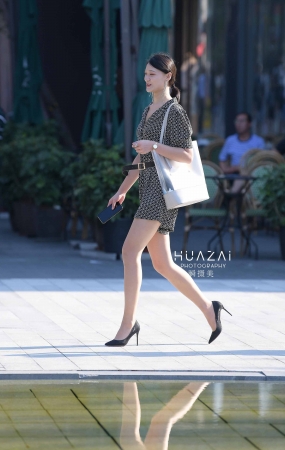 [摄神] A20717-3+49/阳光下的肉丝高贵美女 5P