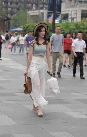 街拍白色阔腿裤性感御姐