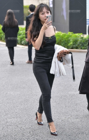 铅笔紧牛高跟，显得更有女人味