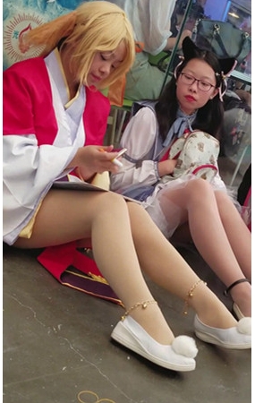 坐着化妆的cosplay美女