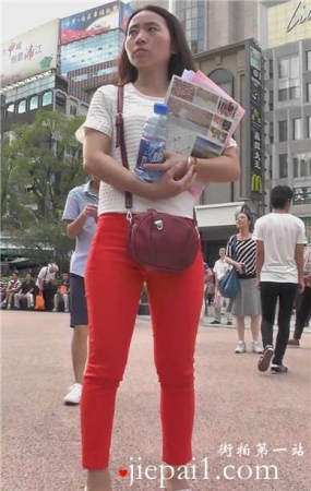 街拍红裤美臀性感美女街头做调查 [676 MB]