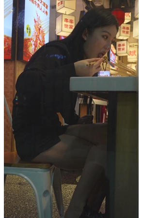 黑色包屯裙美女