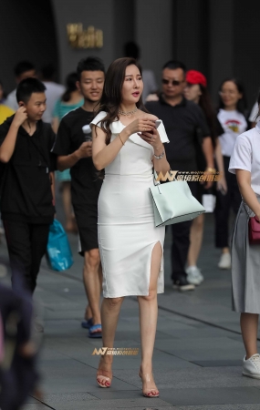 白色紧身包臀性感少妇