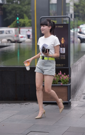 高挑热裤美女