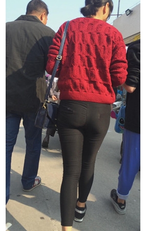 红衣黑紧裤妹子