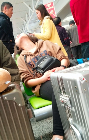车站候车的黑色紧裤漂亮美女