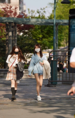 街拍热牛小妹