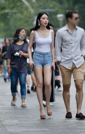 红指甲气质热裤美女