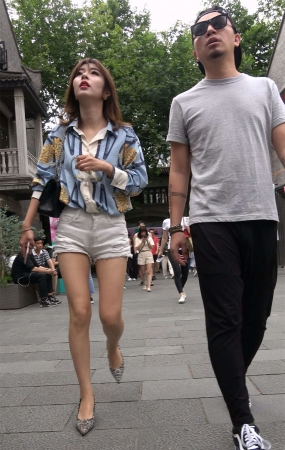 白短热裤尖嘴高跟鞋美女