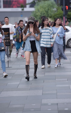 热裤美女