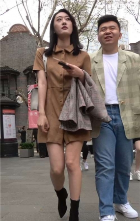 御姐范大长腿街拍美女