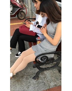 跟闺蜜聊天的肉丝袜小清新美眉