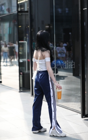 运动裤也掩盖不了她的好身材-12P
