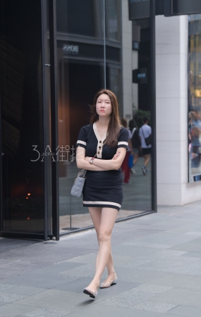 带点忧郁的白皙美腿少妇-13P