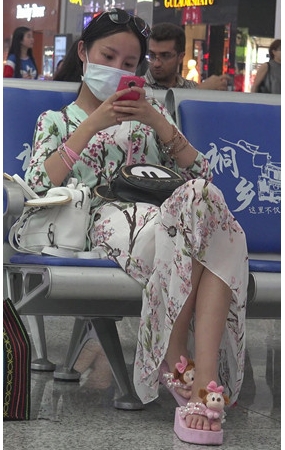 花裙妹子