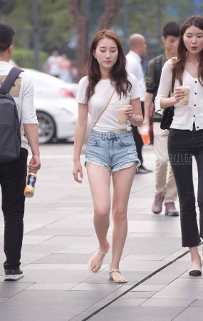 喝奶茶的长腿街拍美女