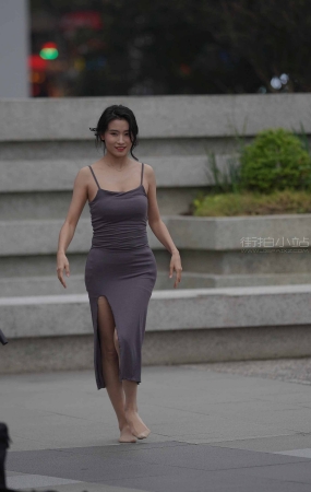 街拍跳舞的灰色群美女