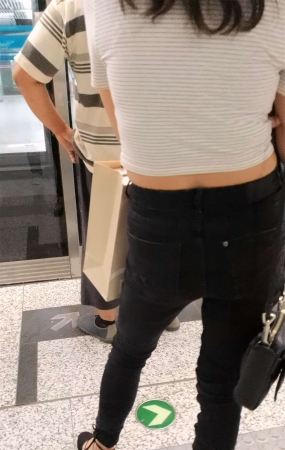 黑色紧牛仔裤