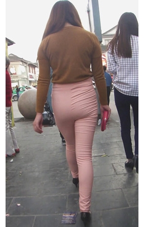 肉肉的高腰粉裤紧身美女